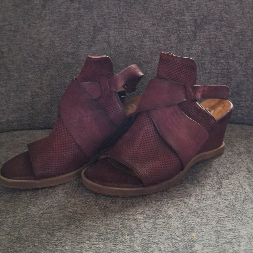 Shoes - Picture 4 of 4